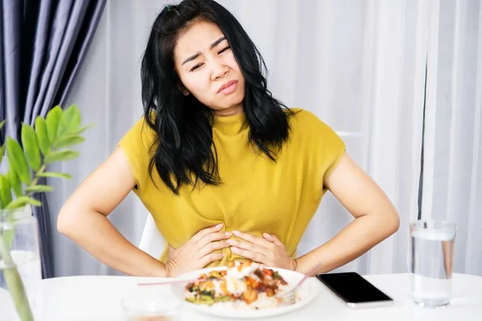 Eating heavy or rich meals can trigger acid reflux.