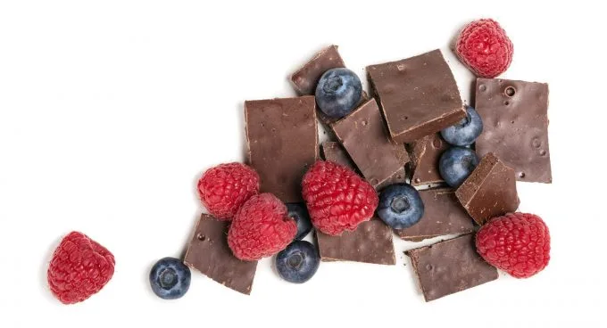 Blueberries, raspberries and dark chocolate: rich in vitamins and antioxidants